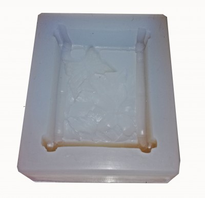 Moldura quadrada branca em plástico ou silicone com relevo irregular no centro