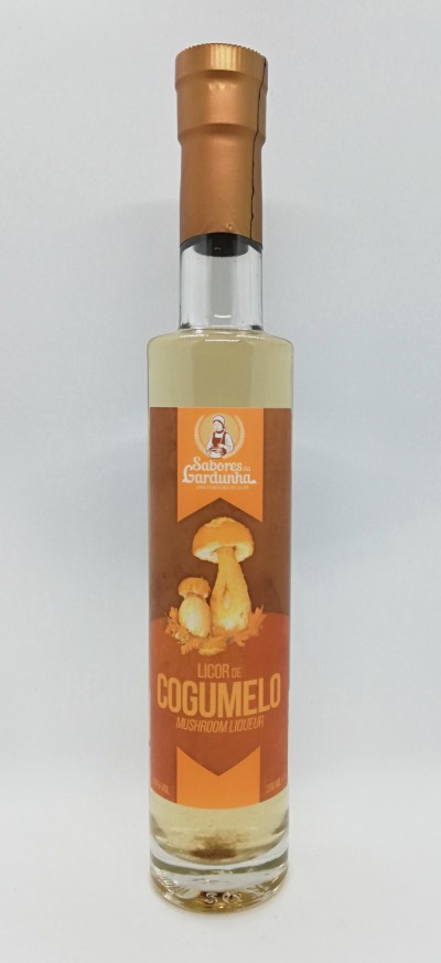 Garrafas alta e estreita de licor de cogumelo com rótulo castanho e tampa dourada