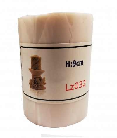 vela cilíndrica bege clara com etiqueta e texto H:9cm Lz032