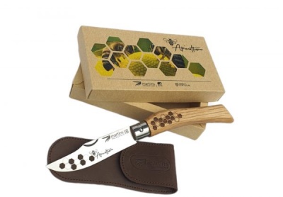 Faca de lâmina metálica e cabo de madeira com bainha de couro e caixa de papel reciclado com design hexagonal.