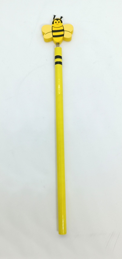 Lápis amarelo com borracha em forma de abelha sorridente no topo