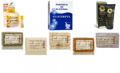 Vários sabonetes artesanais e cremes naturais com embalagens e etiquetas em português.