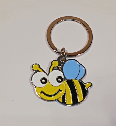 Chaveiro abelha sorridente amarelo e preto com asas azuis