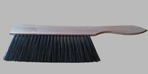 Escova de limpeza com cabo de madeira clara e cerdas pretas