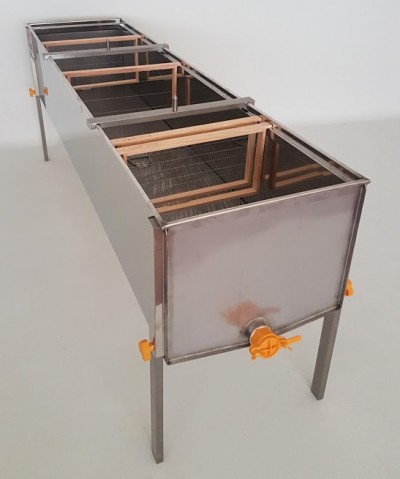 recipiente metálico retangular com divisões e torneira amarela