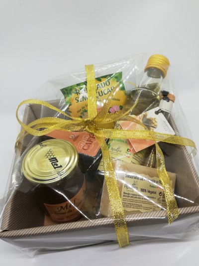 Conjunto de produtos naturais embalados com laço dourado