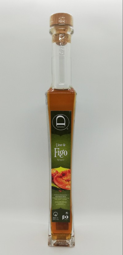 Garrafa alta de licor de figo com rótulo verde e tampa de cortiça