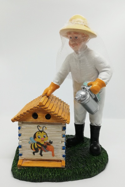 Figura Apicultor ao Lado de Colmeia