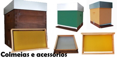 Três colmeias de madeira coloridas e duas molduras para colmeias