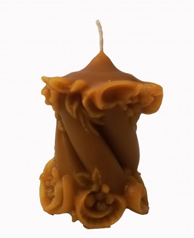 Vela decorativa de cera castanha detalhada com design esculpido