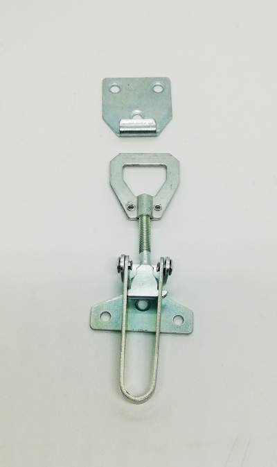 Fecho metálico prateado com base e peça móvel sobre fundo branco