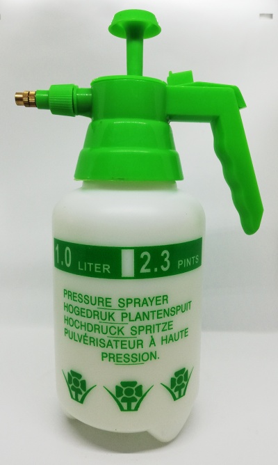 Pulverizador de pressão branco com tampo e gatilho verdes e texto multilingue em verde.