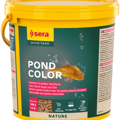 Recipiente amarelo com comida para peixes de pond maiores da marca sera