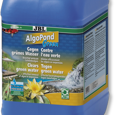 Recipiente azul com rótulo do produto JBL AlgoPond Green para água verde
