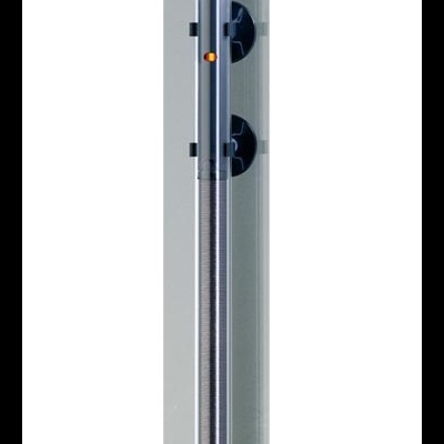 Aquecedor de aquário cilíndrico cinza prateado com detalhes em azul e preto, fixado com ventosas pretas