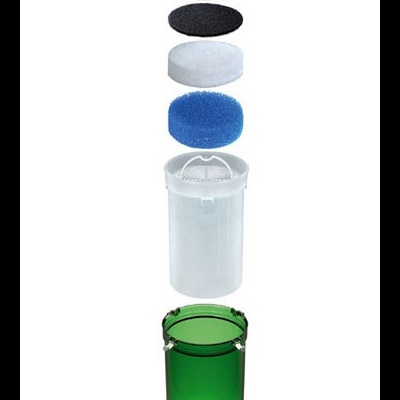 Conjunto de filtros de aquário com várias camadas filtrantes coloridas e estrutura plástica