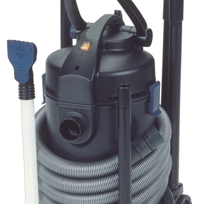 aspirador industrial preto com mangueira cinzenta e acessórios azuis e pretos