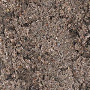 Amostra granulada de areia castanha clara com partículas escuras e avermelhadas