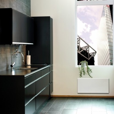 Cozinha moderna com armários pretos e janela com vista urbana