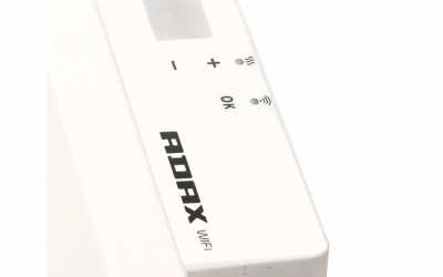 Dispositivo branco ADAX WiFi com botões e ícones de conectividade