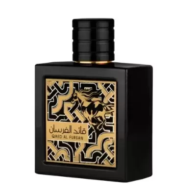 Frasco preto de perfume com etiqueta dourada com cavalo e texto