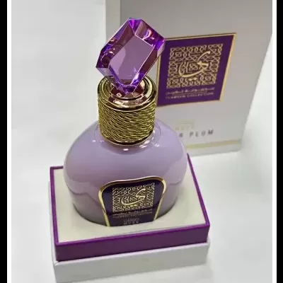 Frasco de perfume lilás com tampa roxa translúcida dentro de caixa branca