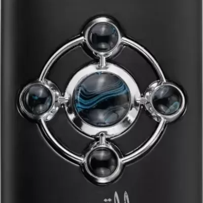 Frasco de perfume preto com decoração circular prateada e texto na frente