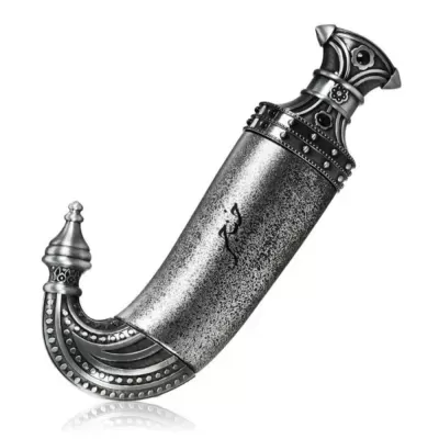 Adaga decorativa prateada com bainha texturizada e detalhes ornamentais