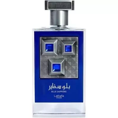 Frasco de perfume azul com decoração metálica e texto em árabe e inglês