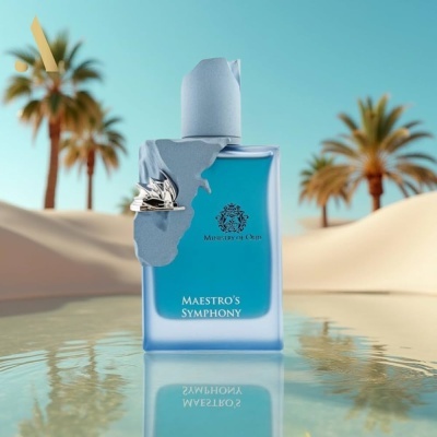 Frasco azul de perfume MAESTRO'S SYMPHONY com anel prateado sobre fundo de palmeiras e dunas