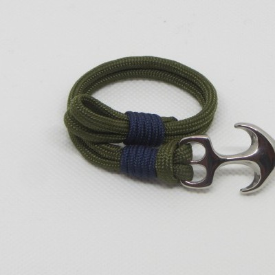 Pulseira com fecho âncora metálico e corda verde com detalhes azuis