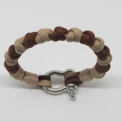 Pulseira trançada castanha com fecho metálico