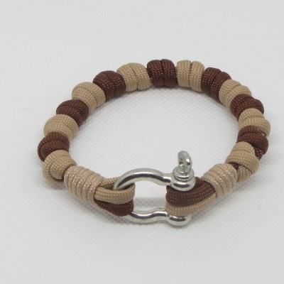 Pulseira trançada de corda bege e castanha com fecho metálico sobre fundo branco