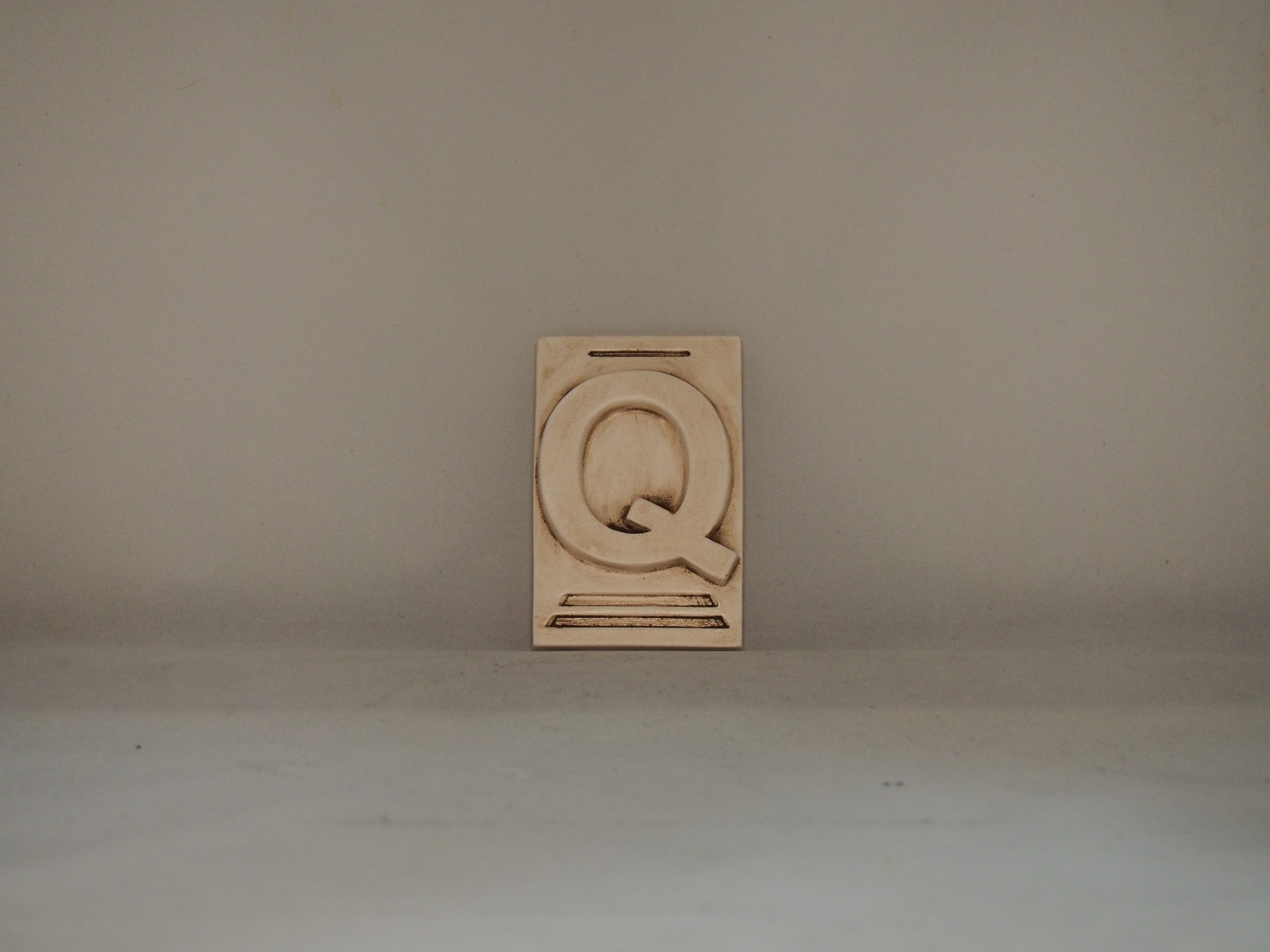 Letra Q 10x6,5 faiança patine castanho