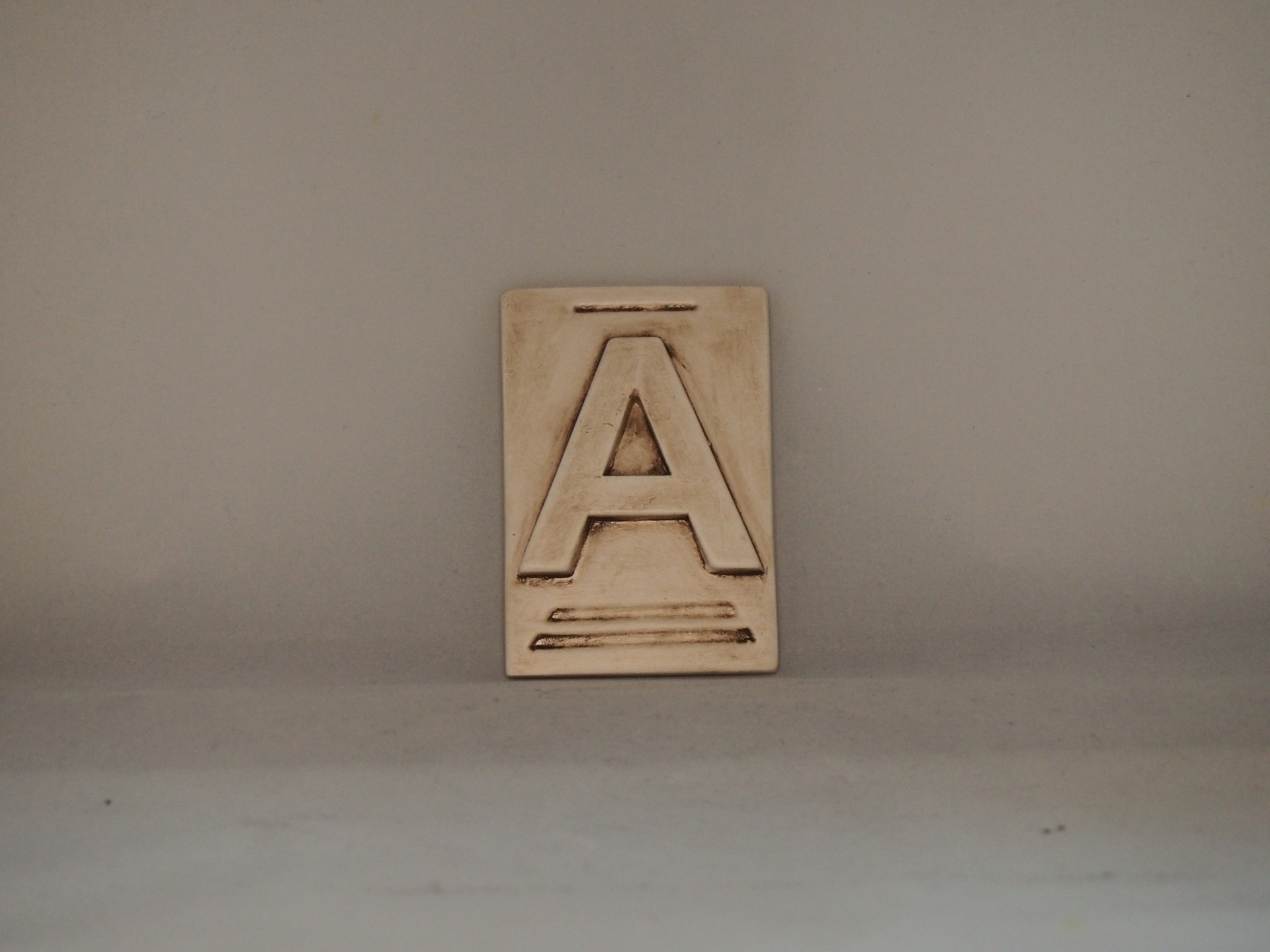 Letra A 10x6,5 faiança patine castanho