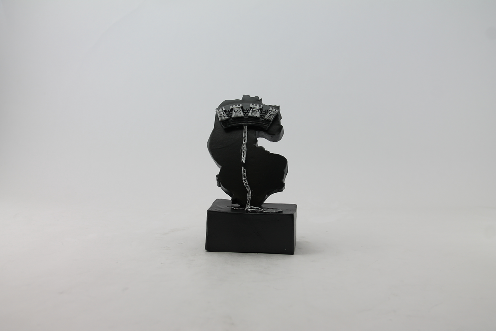 Estatueta preta abstrata com detalhes prateados sobre base preta