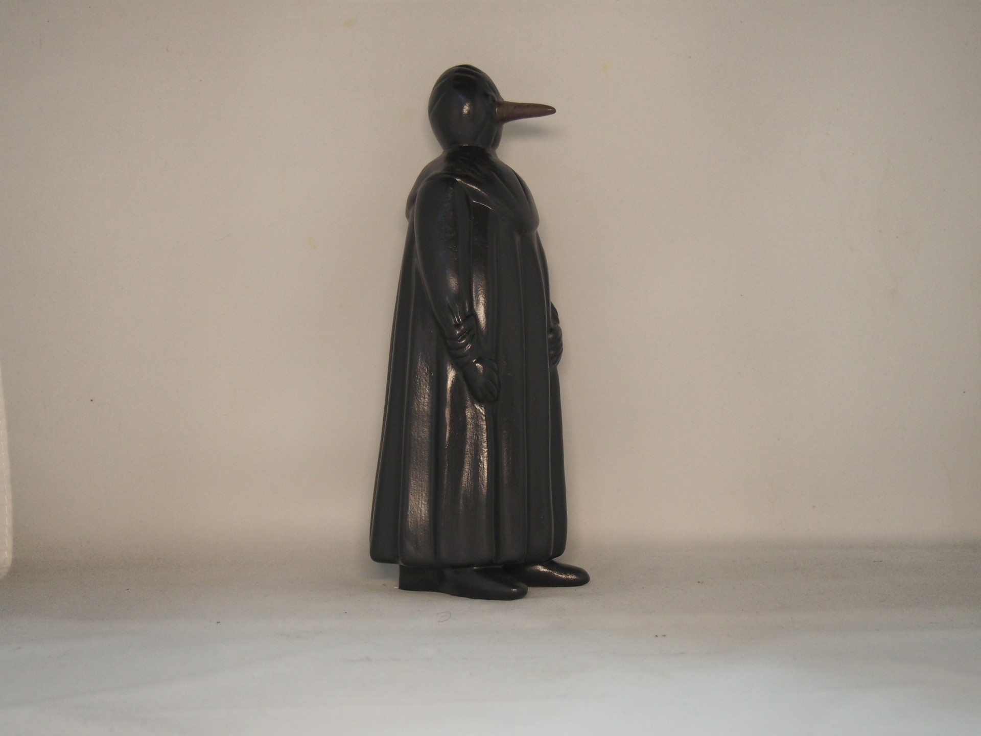 Fato da Peste Negra 30 cm faiança pintada