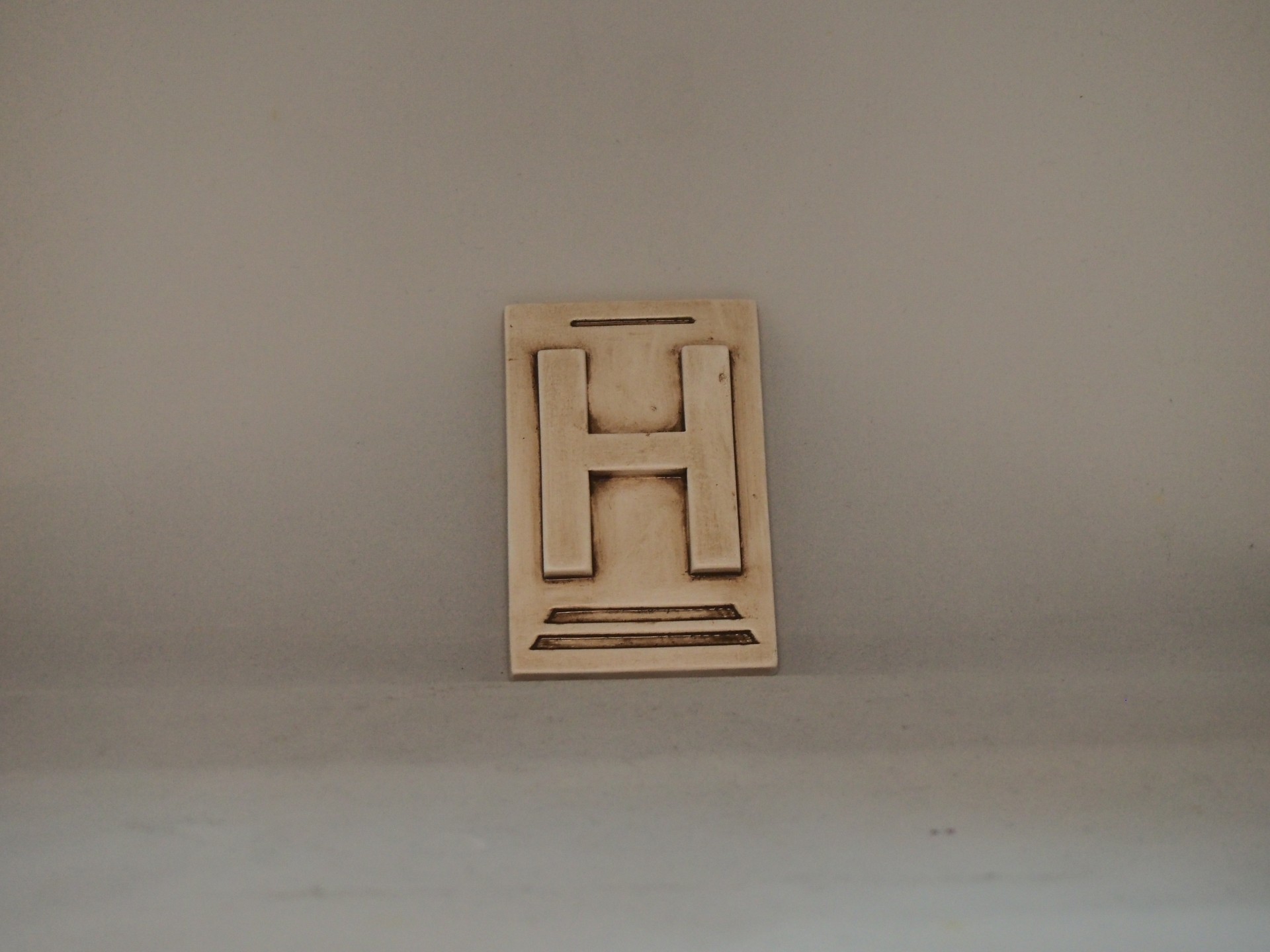Letra H 10x6,5 faiança patine castanho