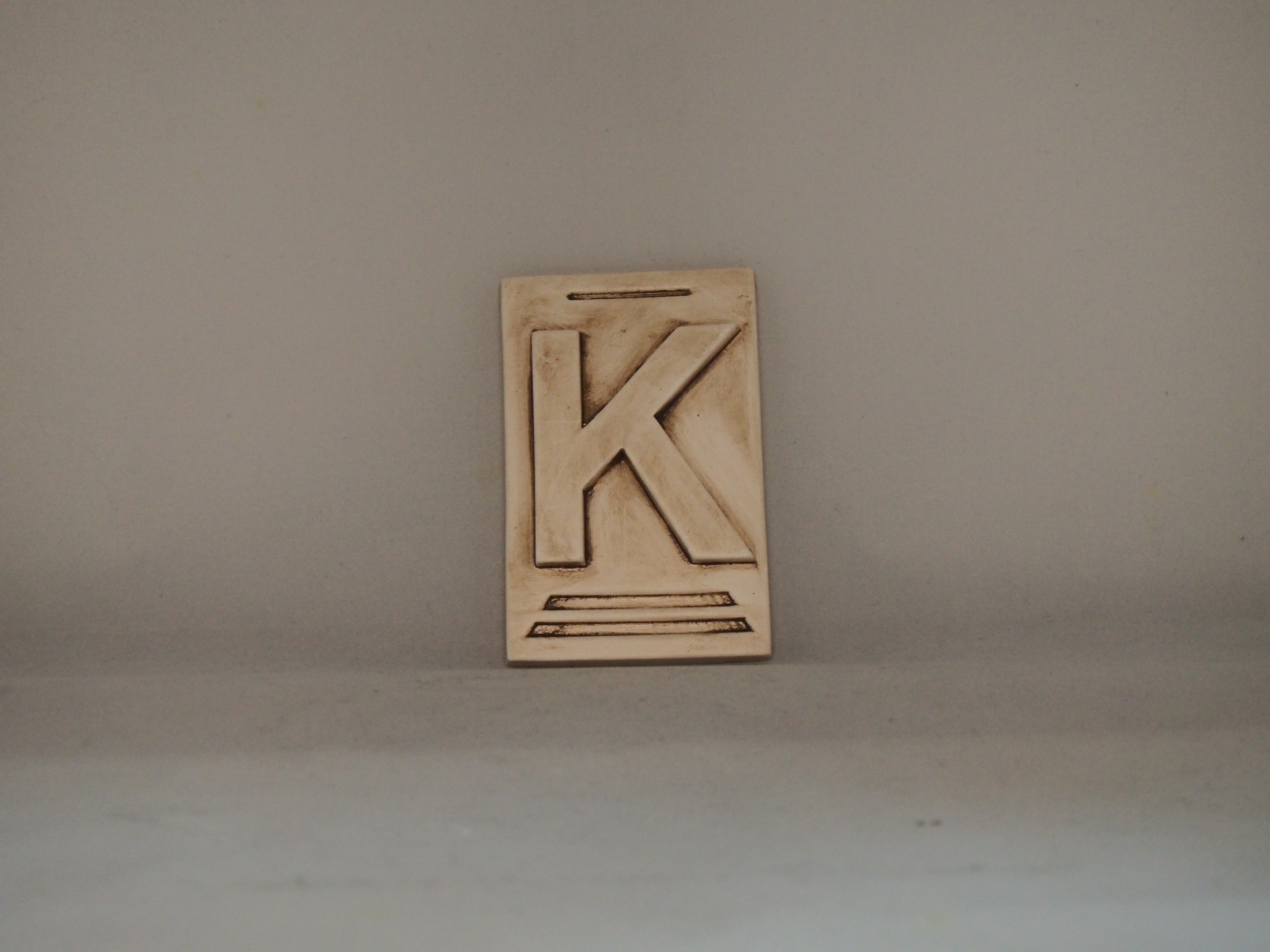 Letra K 10x6,5 faiança patine castanho