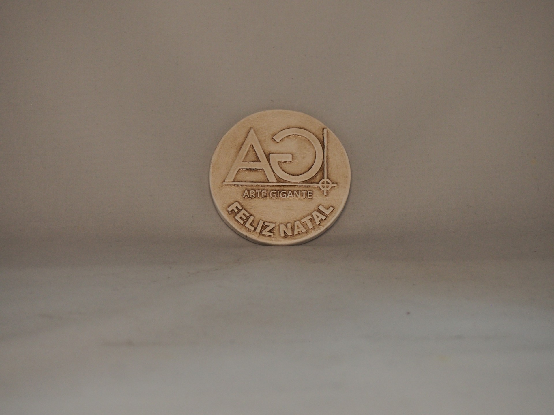 Medalha BOAS FESTAS em Faiança duas faces 8cm  Pintado em patine