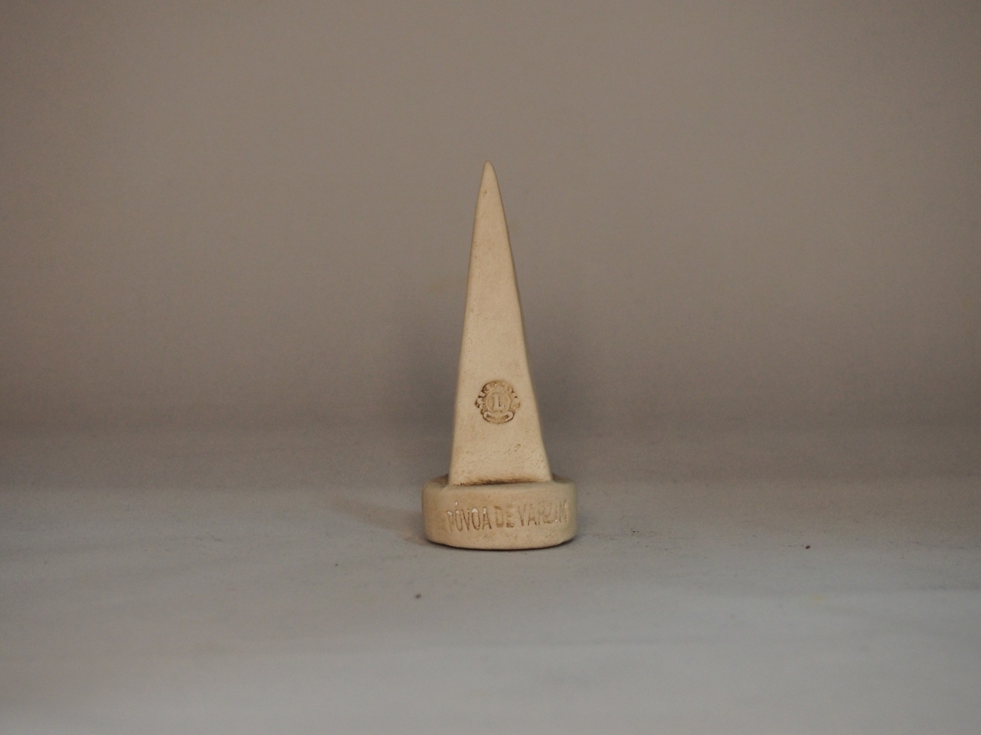 Pirâmide Lions  7 cm faiança