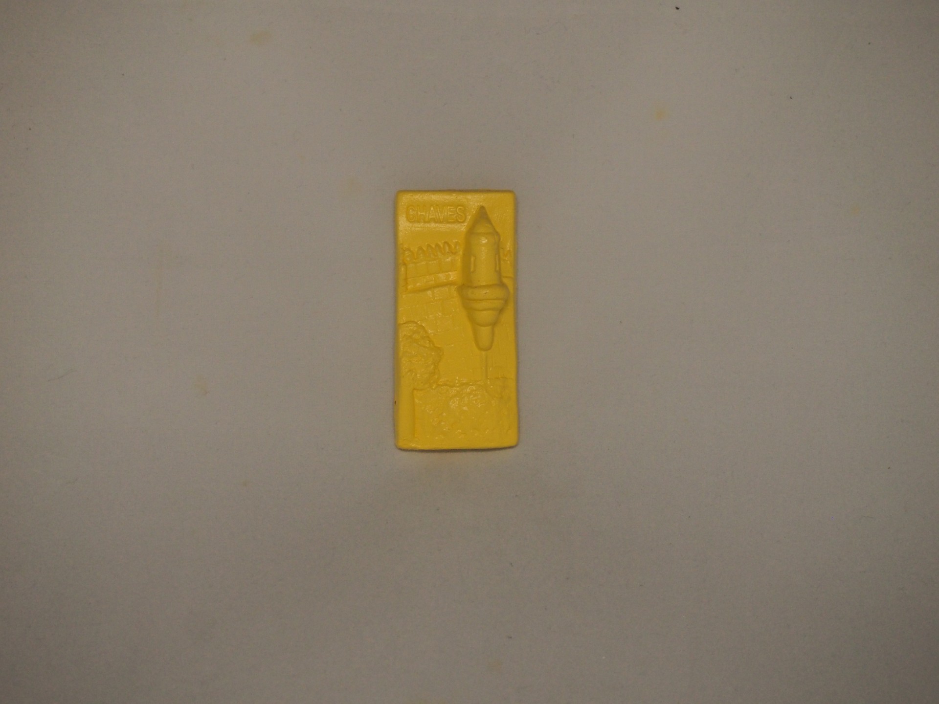 Barra amarela com desenhos em relevo sobre fundo bege