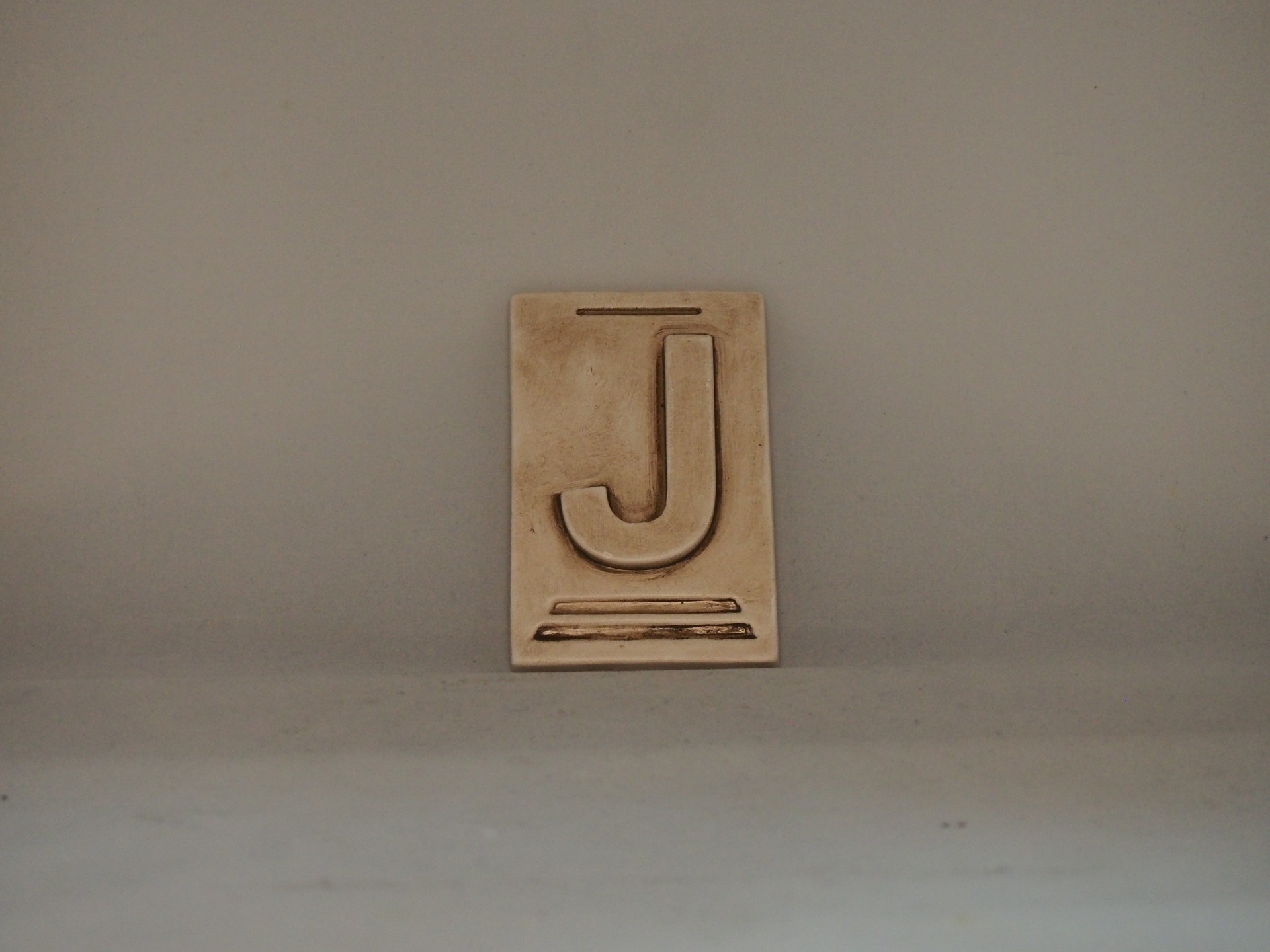 Letra J 10x6,5 faiança patine castanho
