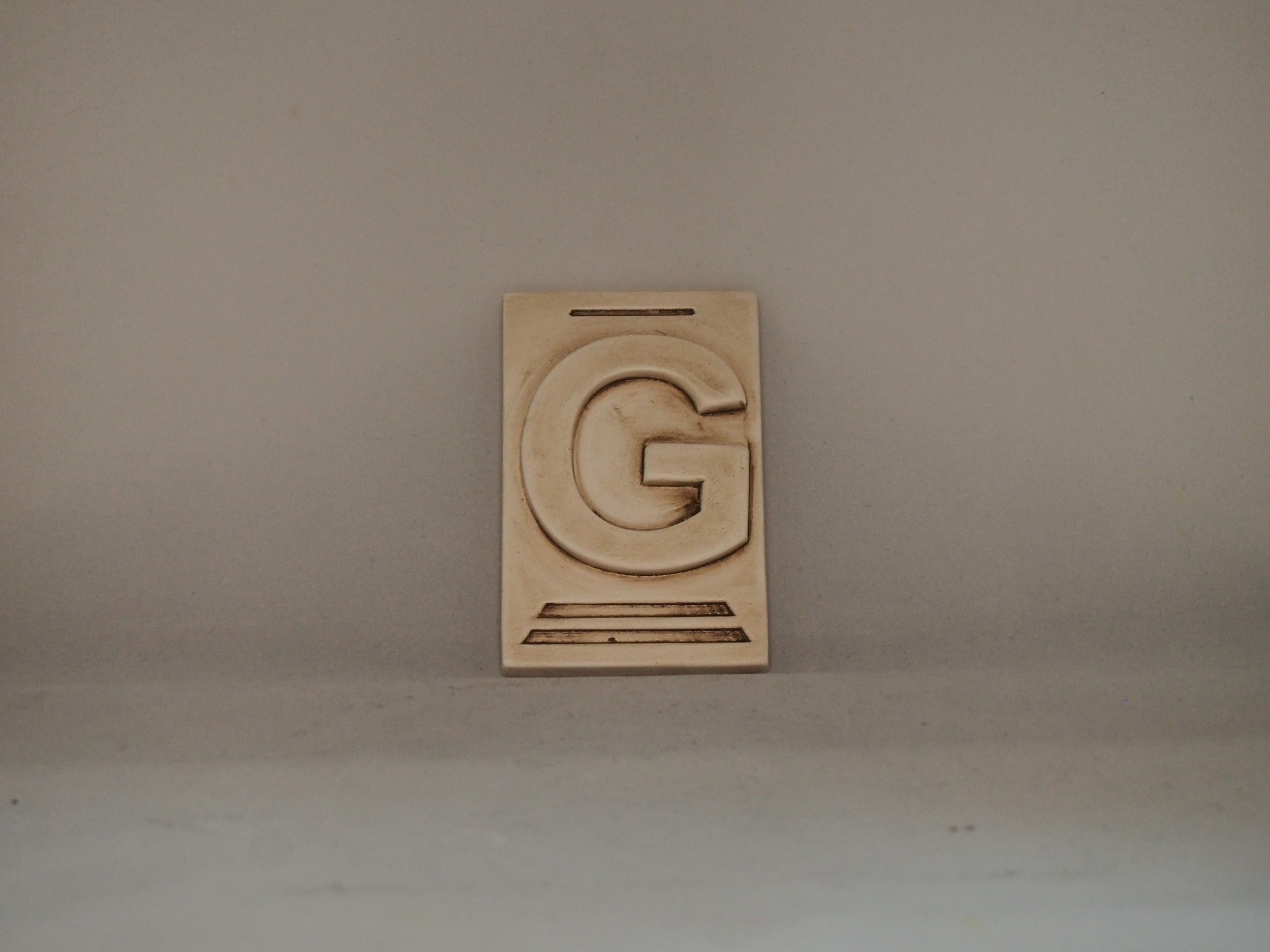 Letra G 10x6,5 faiança patine castanho