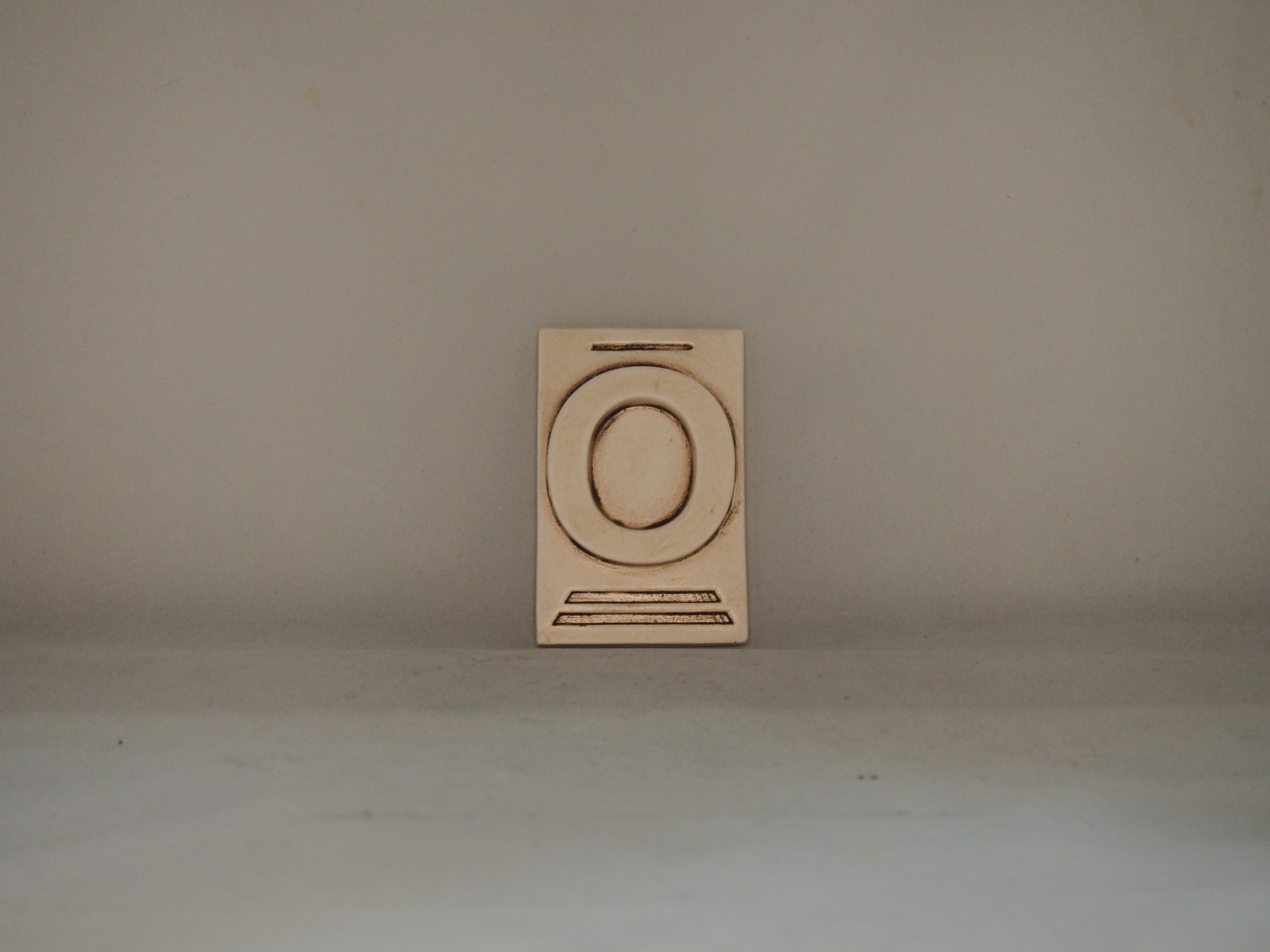 Letra O 10x6,5 faiança patine castanho