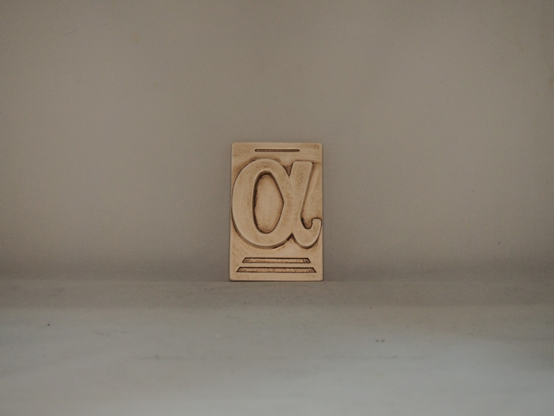 Letra "ALFA" 10x6,5 faiança patine castanho
