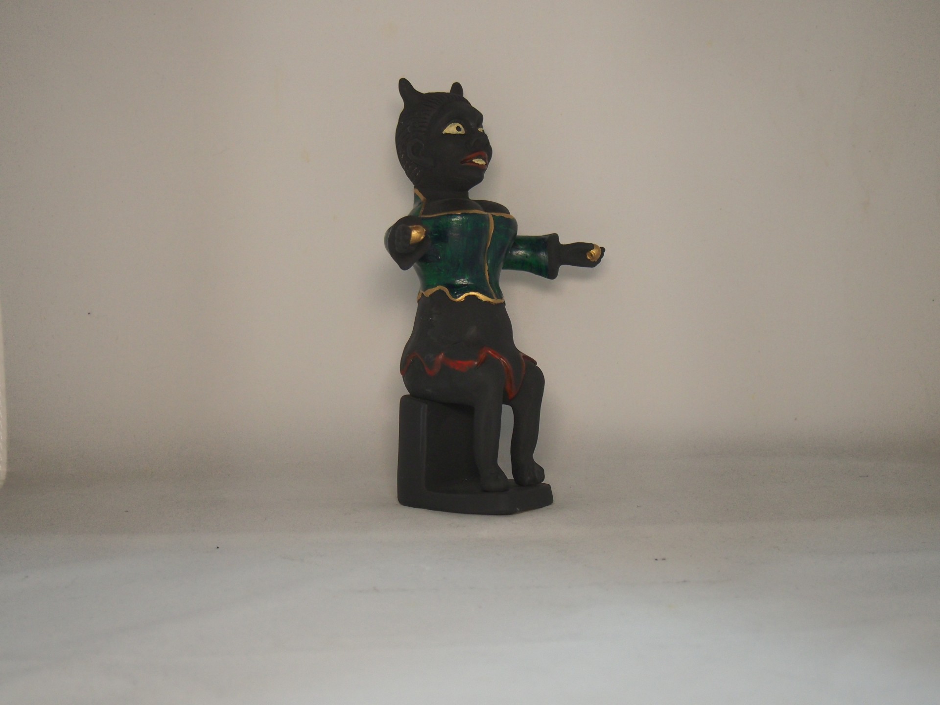 Diabo da fertilidade feminino 17 cm faiança pintada