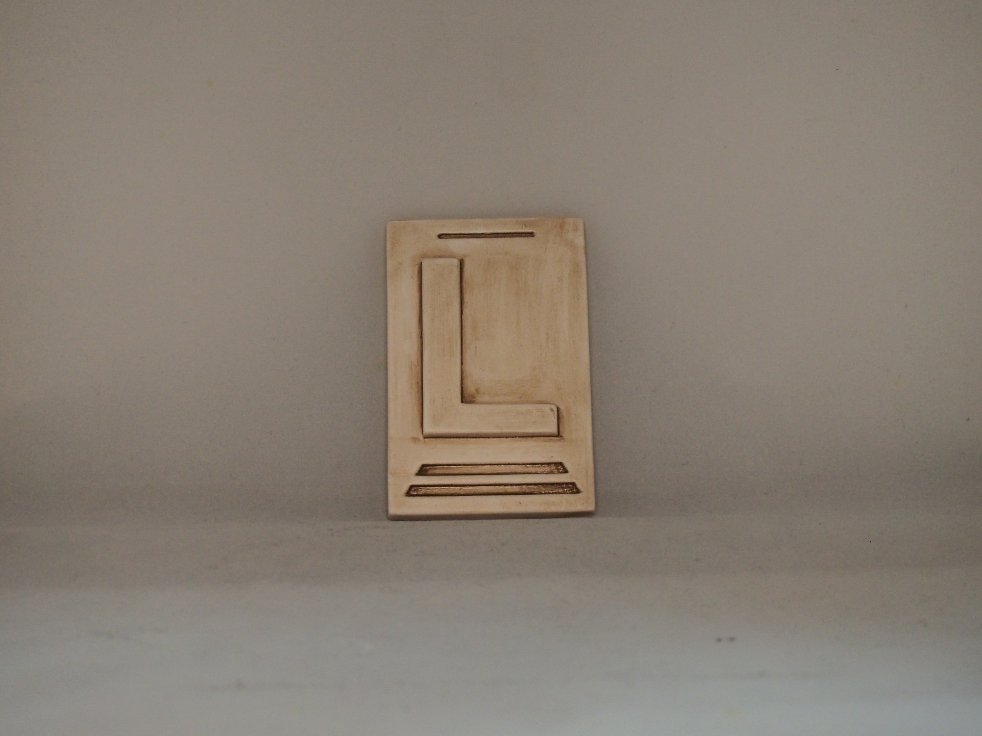 Letra L 10x6,5 faiança patine castanho