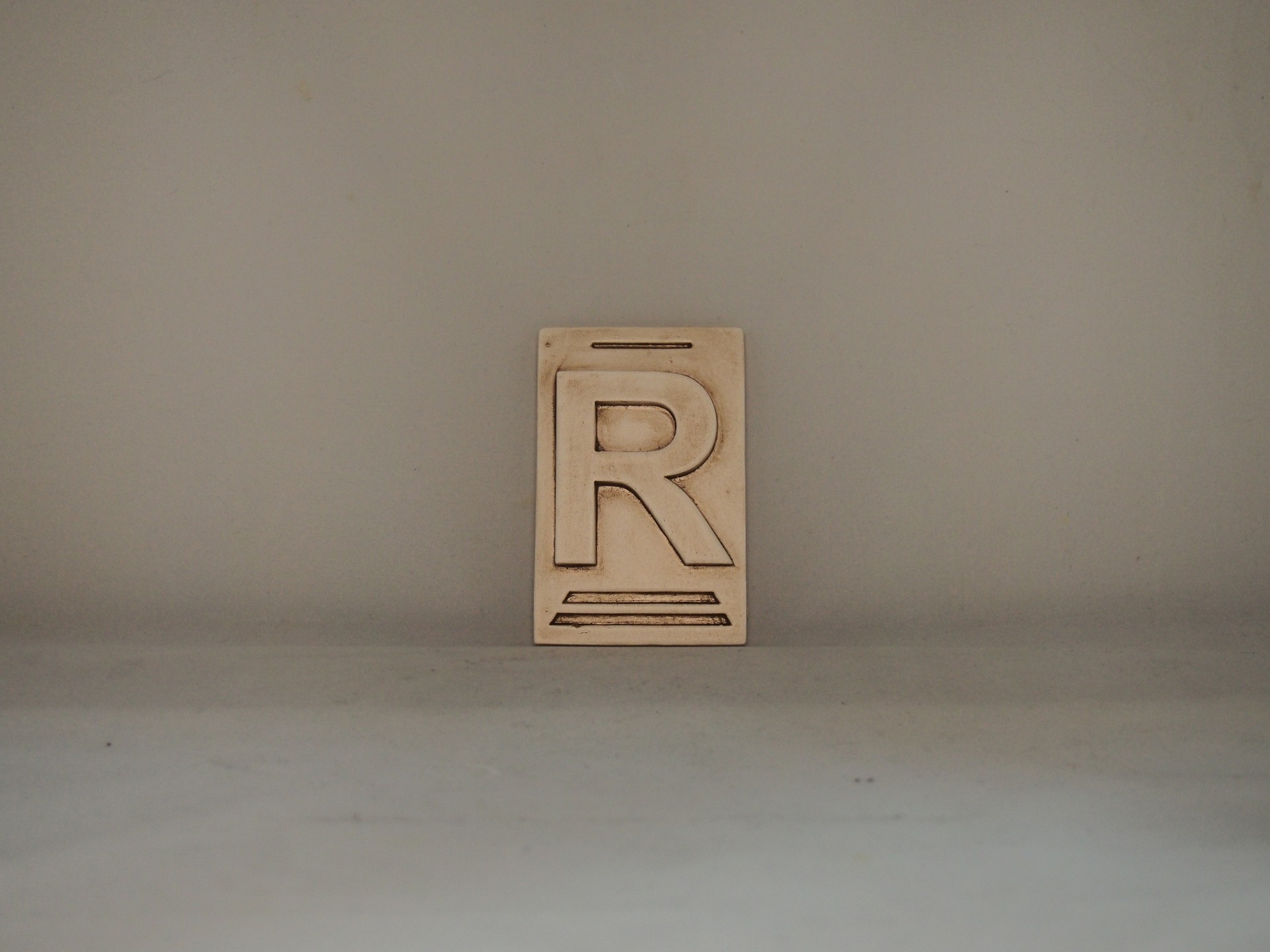Letra R 10x6,5 faiança patine castanho