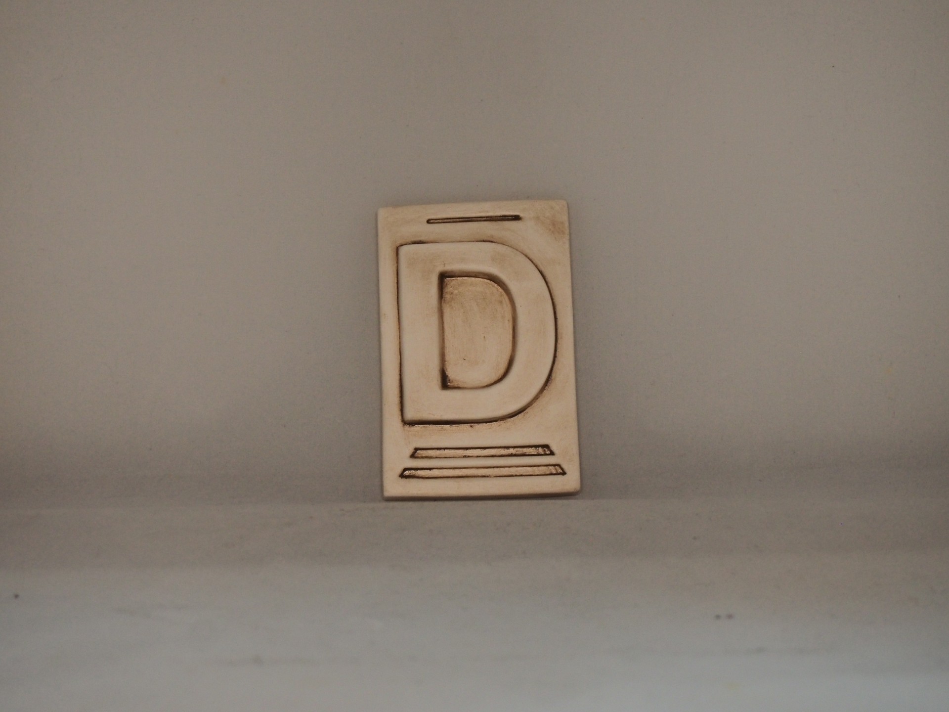 Letra D 10x6,5 faiança patine castanho